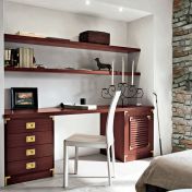 Модульный письменный стол и настенные полки