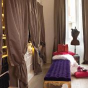 Мягкая кушетка фиолетового цвета.