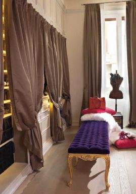 Мягкая кушетка фиолетового цвета.