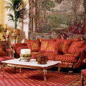 Мягкая мебель в красных оттенках.