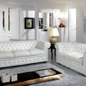 Мягкие диваны и столик для гостиной комнаты.