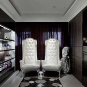 Мягкие кресла с высокими спинками от Mantellassi.