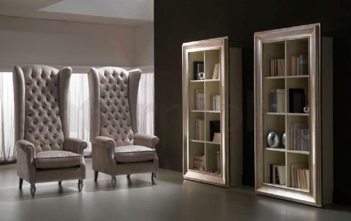 Мягкие кресла и шкафы для книг.