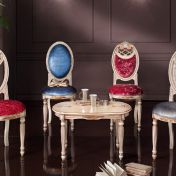 Мягкие стулья с текстильной обивкой.