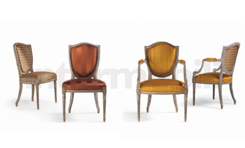 Мягкие стулья из драгоценной дервесины.