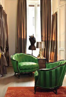 Мягкие зеленые кресла.