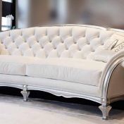 Мягкий диван в белой цветовой гамме.