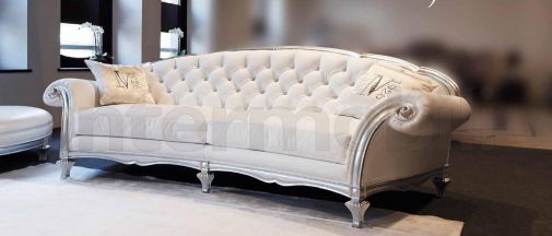 Мягкий диван в белой цветовой гамме.