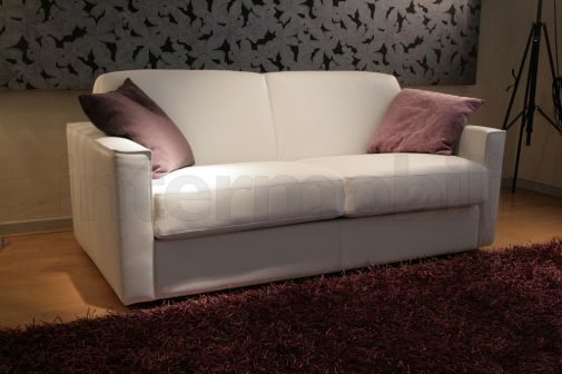 Мягкий диван кремового цвета