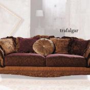 Мягкий диван коричневого оттенка.