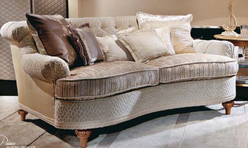 Мягкий диван со съемными сиденьями.