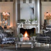 Мягкий набор мебели жемчужного оттенка.