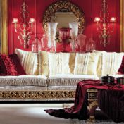 Мягкий набор мебели для классической гостиной.