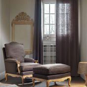 Мягкий пуф и кресло для интерьера гостиной.