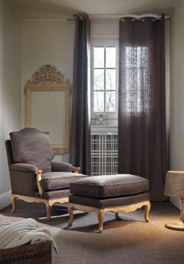 Мягкий пуф и кресло для интерьера гостиной.