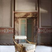 Мягкий стул с отделкой на подлокотниках.