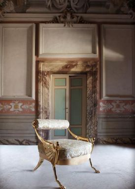 Мягкий стул с отделкой на подлокотниках.