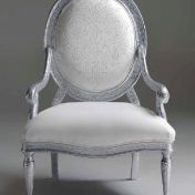 Мягкий стул с узорами на спинке.