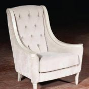 Мягкое белое кресло для гостиной.