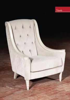 Мягкое белое кресло для гостиной.