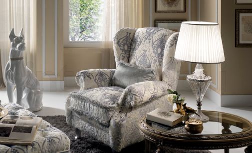 Мягкое кресло с высокой спинкой и пуф из коллекции Vittoria