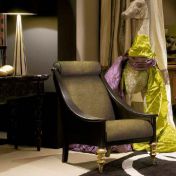 Мягкое кресло в темных оттенках.