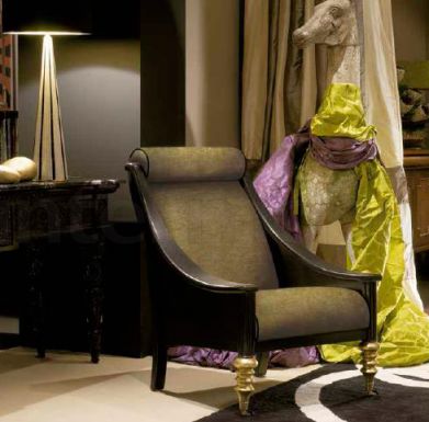 Мягкое кресло в темных оттенках.