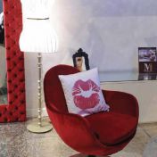 Мягкое кресло обтекаемой формы.