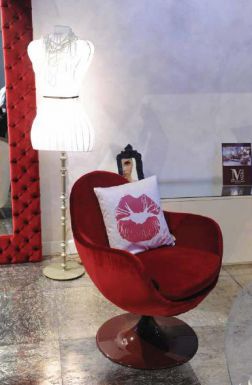 Мягкое кресло обтекаемой формы.