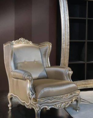 Мягкое кресло с глянцевой обивкой.