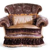 Мягкое кресло для классической комнаты.