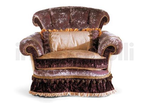 Мягкое кресло для классической комнаты.