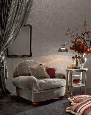 Мягкое серое кресло и боковой столик.