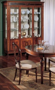 Набор для столовой или гостиной в классическом стиле