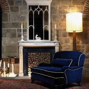 Набор для гостиной с камином и мягким креслом в бархатной обивке