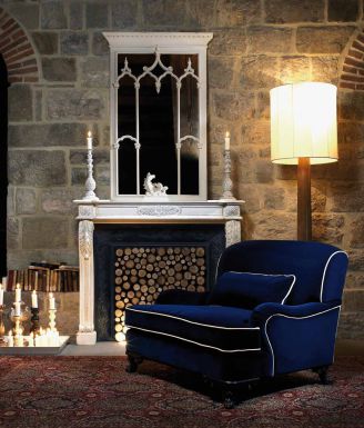 Набор для гостиной с камином и мягким креслом в бархатной обивке