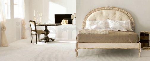 Набор для спальной комнаты в лакированной отделке с позолотой