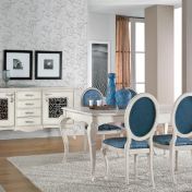 Набор мебели для столовой комнаты.