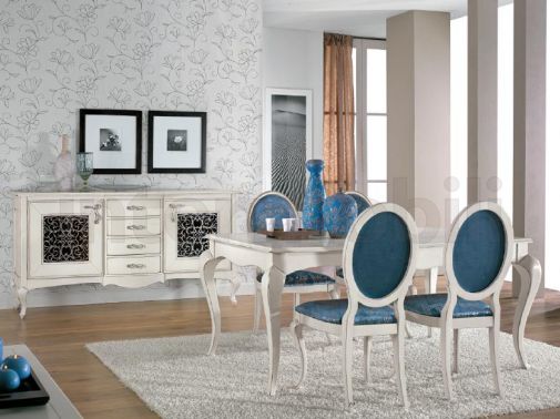 Набор мебели для столовой комнаты.