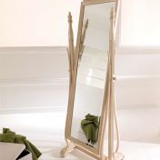 Напольное зеркало на изящной основе