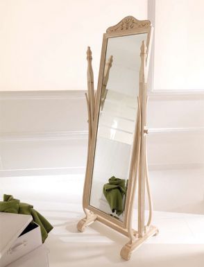 Напольное зеркало на изящной основе