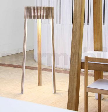 Напольный светильник на трех ножках