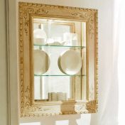 Настенная витрина с зеркальной задней панелью