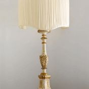 Настольная лампа с высокой резной стойкой