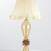 Настольная лампа с бежевым абажуром