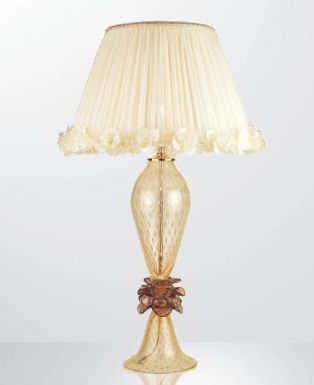 Настольная лампа с бежевым абажуром