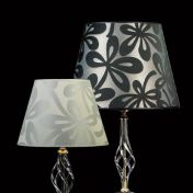 Настольная лампа с узорчатым абажуром