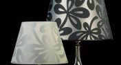 Настольная лампа с узорчатым абажуром