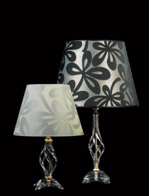 Настольная лампа с узорчатым абажуром