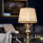 Настольная лампа с бежевым абажуром